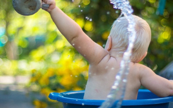 Wie man die Babys badet