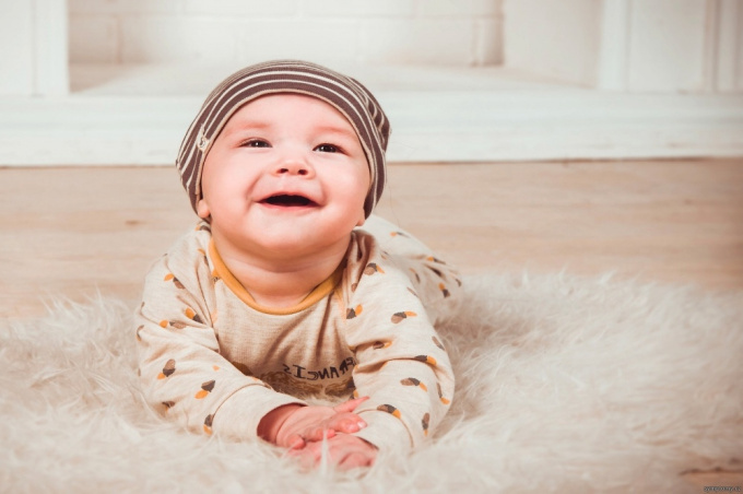 Das Baby liegt auf dem Bauch