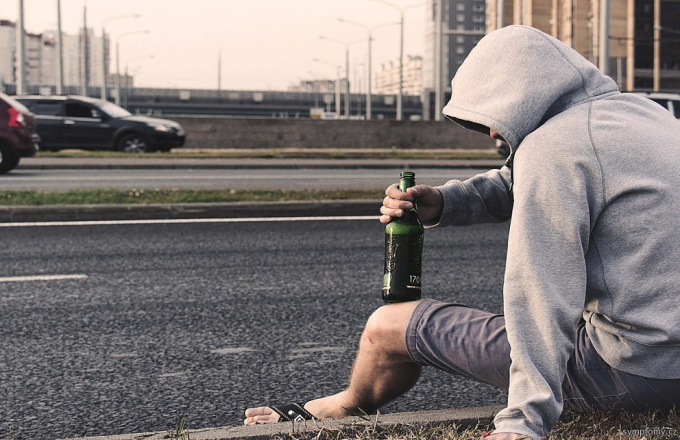 Ein Jugendlicher mit Alkohol