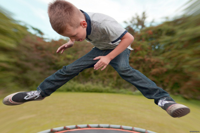 Ein Kind auf dem Trampolin