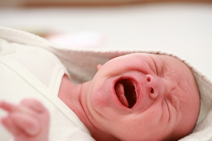 Ein weinendes Baby mit Ringelröteln