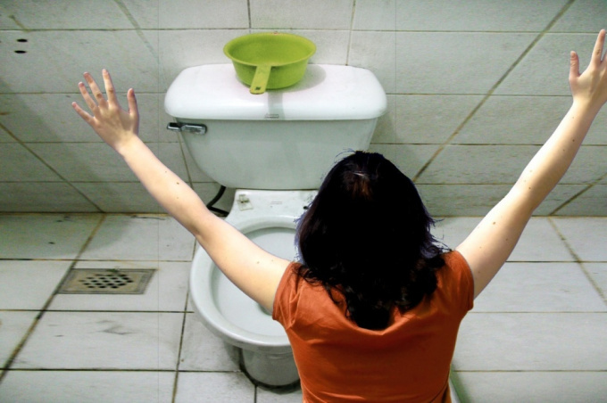 Eine Frau bricht in die Toilette