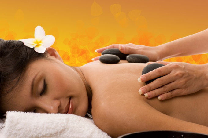 Massage mit heißen Steinen