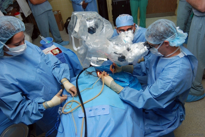 Die Chirurgen führen die Transplantation durch