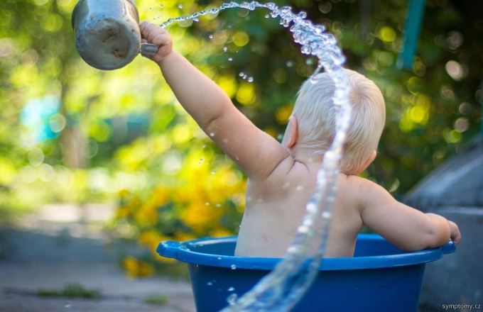 Das Baden der Babys