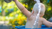 Wie man die Babys badet